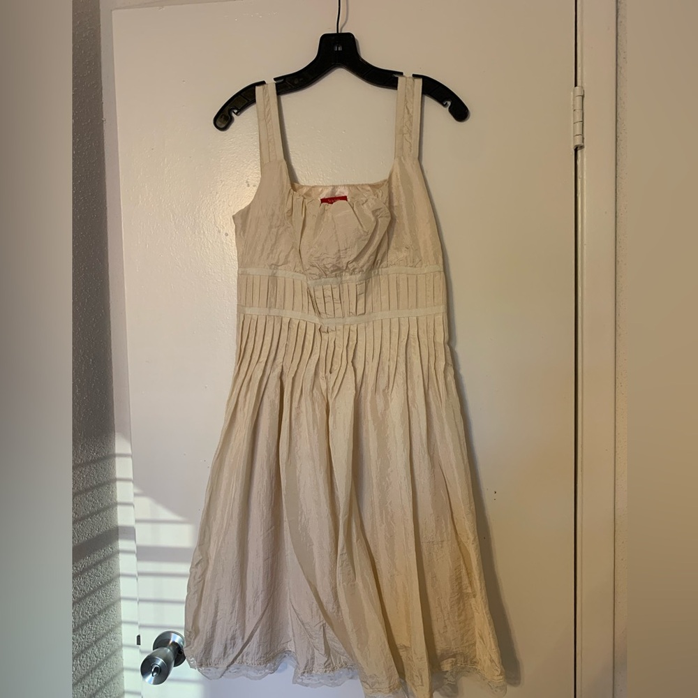 Off-white Sleeveless Dress